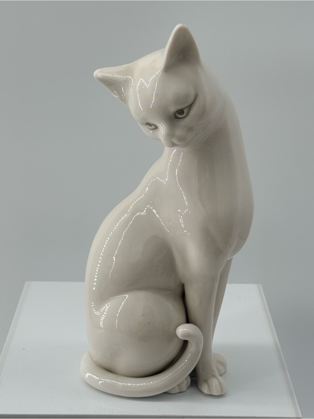 Cream Ceramic Cat Figurine - Unbranded Elegant Pet Sculpture